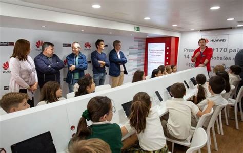 Np El Smartbus De Huawei Espa A Recorre Las Escuelas De La Comunidad