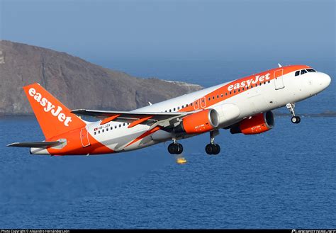 HB JZX easyJet Switzerland Airbus A320 214 Photo by Alejandro Hernández