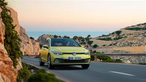 La nuova Volkswagen Golf 8 diventa ibrida e super tecnologica le novità