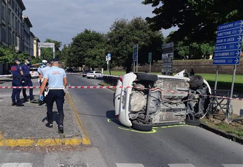 Auto Investe Pedone Sulle Strisce Poi Si Ribalta Sulla Circonvallazione