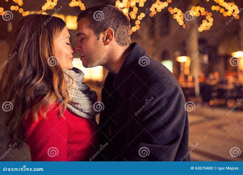 Jeunes Couples Affectueux Embrassant Tendrement Photo Stock Image Du Couples Vacances 63070400