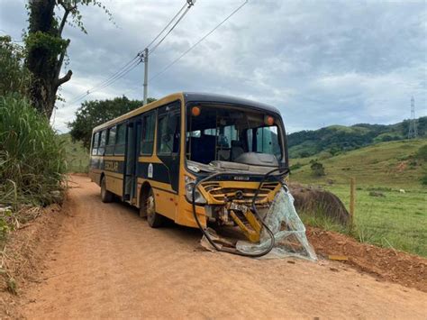 A Gazeta Acidente Entre Nibus Escolares Deixa Crian As Feridas Em