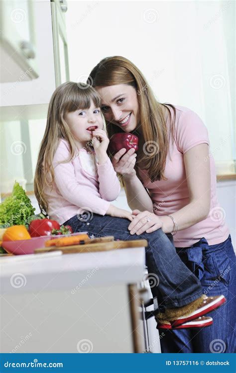 Filha E Mamã Felizes Na Cozinha Foto de Stock Imagem de suco