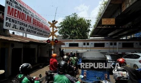 Uji Coba Penutupan Pelintasan Krl Di Jalan Kh Hasyim Ashari Republika