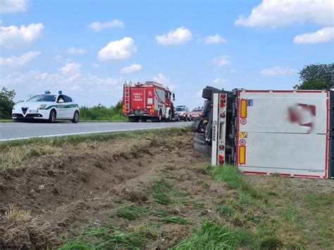 Mezzo Pesante Fuori Strada A Savigliano Disagi Alla Circolazione Sulla