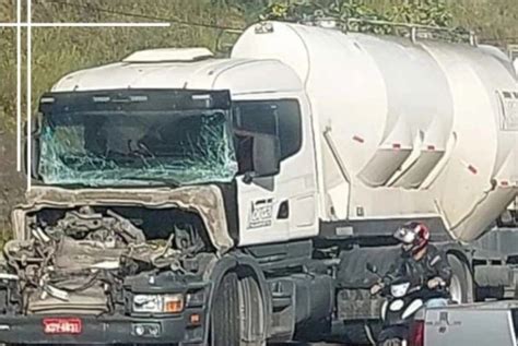 Acidente Envolvendo Carreta E Caminh O Ba Causa Congestionamento Na Br