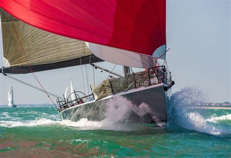 Segling Av Båten Yacht I Rough Seas Arkivfoto Bild av segla storm