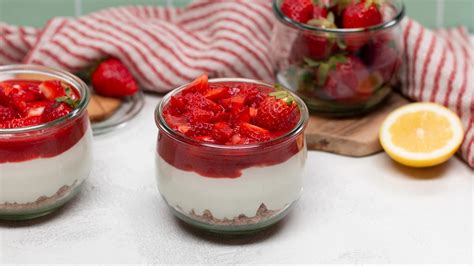 Süßer Erdbeer Cheesecake mit Keksboden im Glas ohne Backen