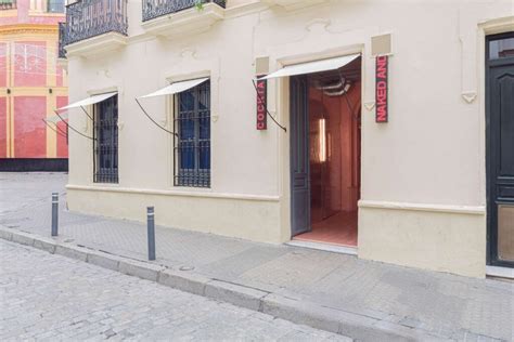 Naked and Famous Coctelería de Kresta Design en Sevilla