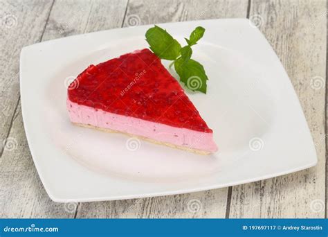 Torta De Queso De Frambuesa Suave Servida A La Menta Imagen De Archivo