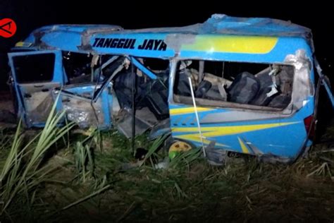 11 Orang Meninggal Dalam Kecelakaan Kereta Vs Mini Bus Di Lumajang Antara News