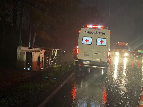 Caminhão tomba ao tentar desviar de acidente na ERS 122 em Caxias do