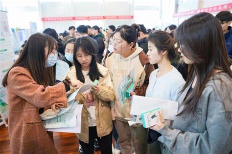 抢抓春招关键期 外地企业组团来这所高校“抢人”界面新闻