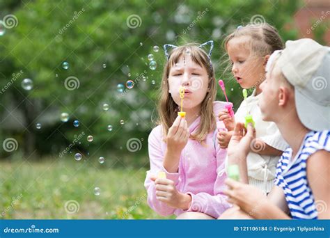 Bambini Che Soffiano Le Bolle Di Sapone Fotografia Stock Immagine Di