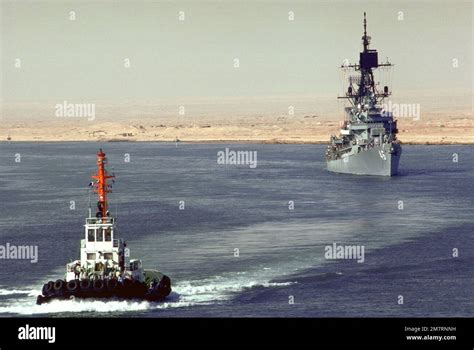 Une vue à tribord du destroyer de missile guidé USS PREBLE DDG 46