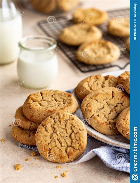 Biscoitos De Manteiga De Amendoim E Leite Imagem De Stock Imagem De