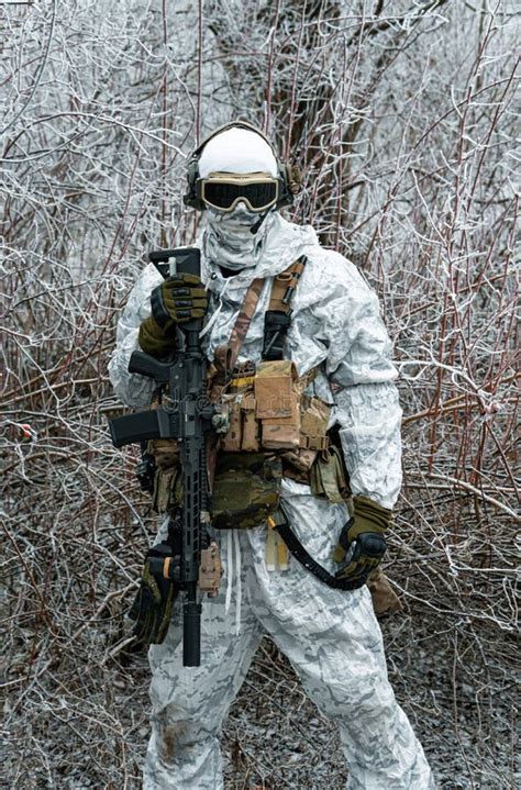 Homem Militar De Uniforme Branco De Camuflagem Capuz E Machinegun