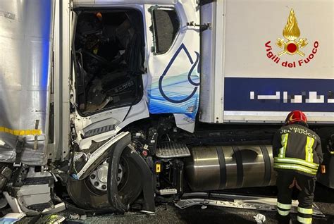 Scontro Tra Quattro Camion Paura In Autostrada A Montepulciano Grave