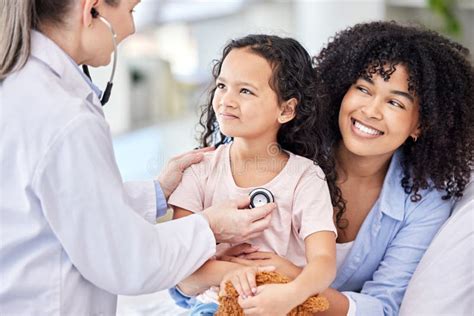 Médico De Niña Y Madre Con Estetoscopio Hospital O Clínica Para La