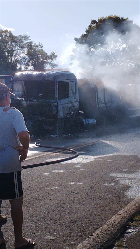 Caminhão pega fogo e bloqueia o trânsito na RSC 472 entre Tenente