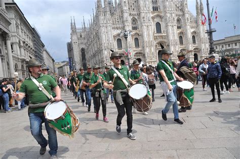 Adunata Alpini a Milano in 500 mila invadono la città attesa per la