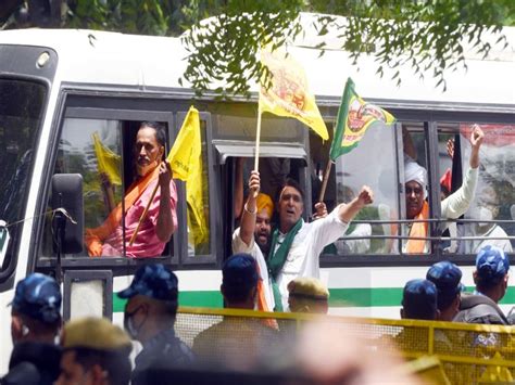 Farmers Protest कृषि कानूनों के खिलाफ संसद परिसर में राहुल गांधी समेत