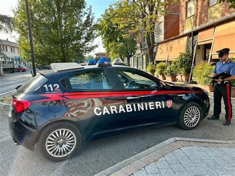 Reggio Emilia Fugge Dai Carabinieri E Tenta Di Nascondere La Droga In