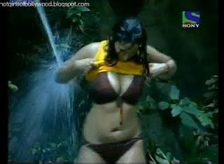 Kashmira Shah Hot Bath Scene From Iss Jungle Se Mujhey Bachao