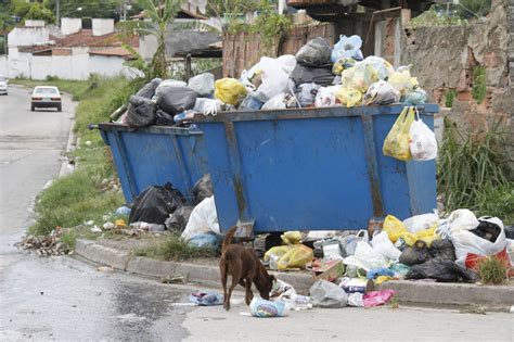 Lixo acumulado em calçadas deixa moradores revoltados em S Gonçalo O