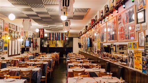 La Cantina De Buenos Aires Que Hace Una Milanesa Napolitana Gigante