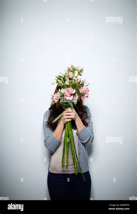 Portrait De Jeune Femme Cachant Son Visage Derri Re Bouquet De Fleurs