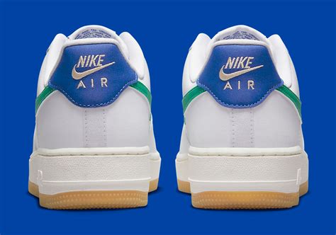 Las Suelas De Goma Dan A Las Nike Air Force Low Stadium Green Un