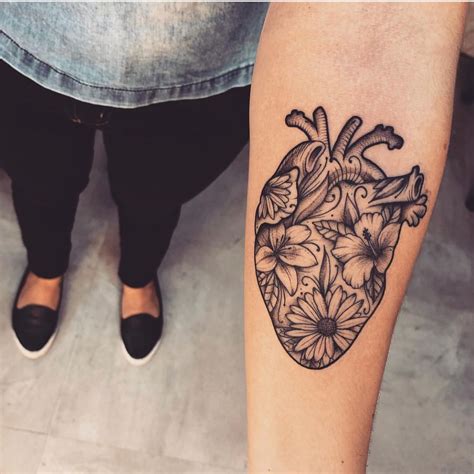 Pin de Cinthia Vega em TAtuajes Tatuagem de coração humano Tatuagens