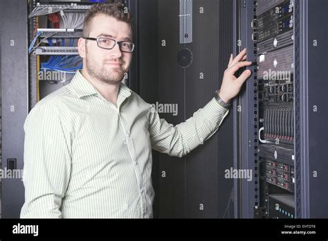 Netzwerktechniker Der Im Serverraum Arbeitet Fotos Und Bildmaterial