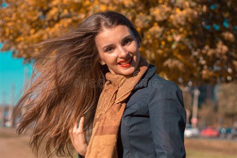 Retrato De La Muchacha Atractiva Con El Pelo Suelto Foto De Archivo