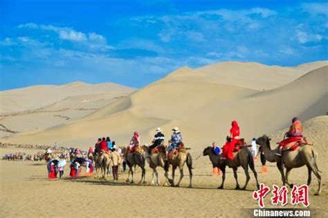 丝路名城敦煌迎旅游旺季：驼队蜿蜒 游人如织 王斌 驼队 敦煌 新浪新闻