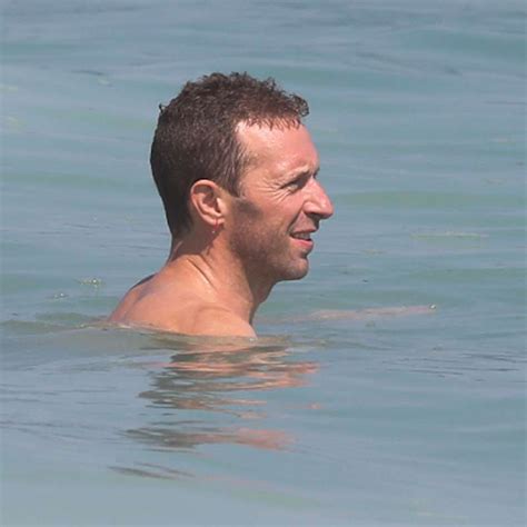 Chris Martin Curte Praia No Rio De Janeiro E Exibe Corpo Definido