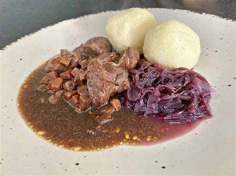 Rehbackerl mit Grießknödel und Rotweinzwiebeln OÖ LJV