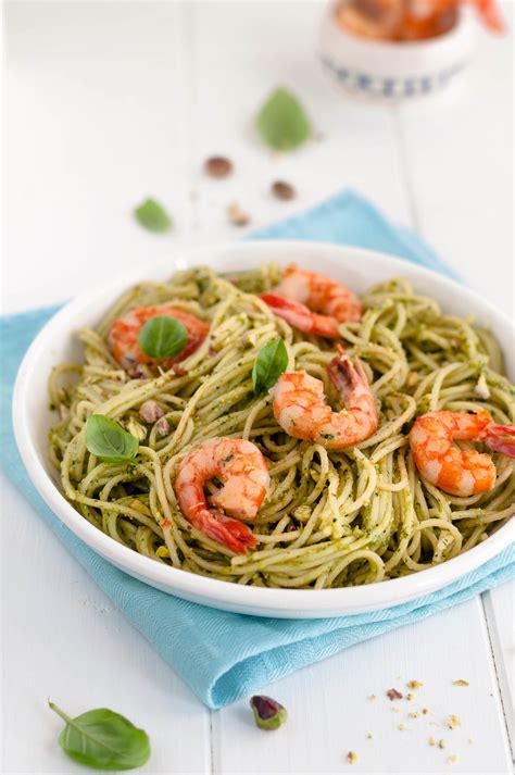 Spaghetti Con Pesto Di Basilico Pistacchio E Gamberetti Grigliati