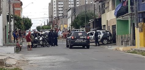 Criminosos quebram cadeado invadem residência e matam três pessoas a