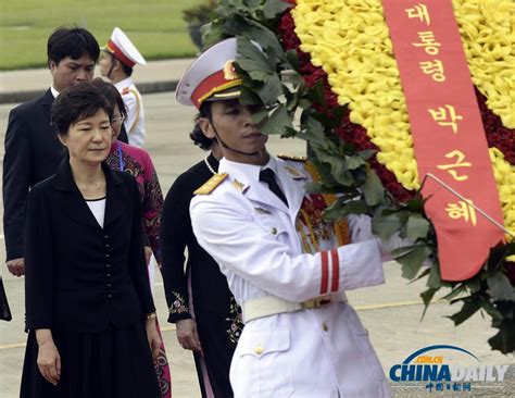 朴槿惠到访越南 向越前主席胡志明墓地献花（组图） 2 中文国际