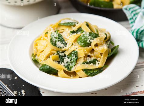 Spinach tagliatelle pasta Stock Photo - Alamy