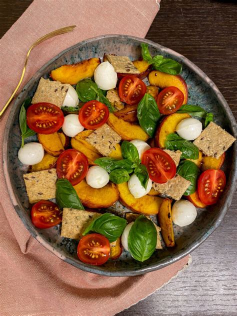 Salata Caprese Cu Piersici La Gratar Danielaniculi Ro