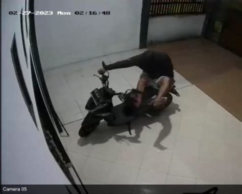 Lagi Aksi Pencurian Sepeda Motor Terekam Cctv