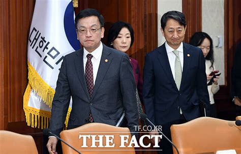 비상경제장관회의 참석하는 기재 산업 중소벤처 장관 포토 포토 기사 더팩트