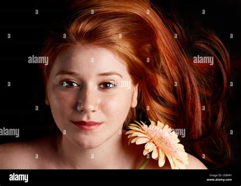 Touche Bas Portrait Dune Jeune Femme Rousse Avec épaules Nues Couchée Sur Une Fleur Photo Stock