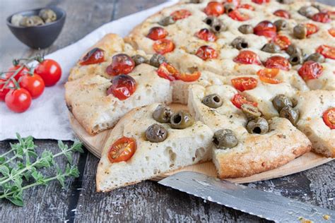 Focaccia Barese Mit Kirschtomaten Und Oliven Rezept Eat De