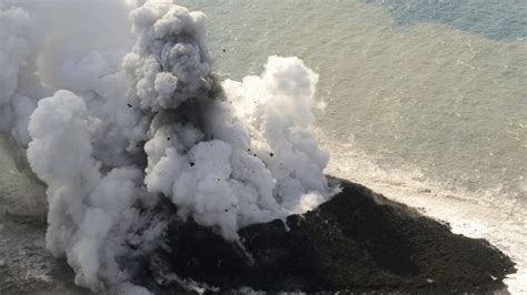 Volcano raises new island near Japan | CBC News