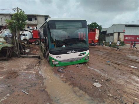 Pluie diluvienne Un bus de la Sotra et un Taxi ville s embourbent à