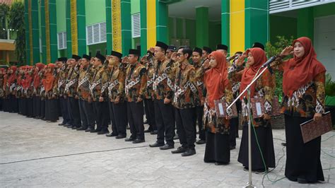 MAN 1 GRESIK PERINGATI HARI GURU DENGAN UPACARA BENDERA PENGANUGERAHAN